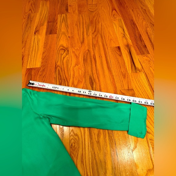 Striking shiny green viscose shirt top shirt blouse Dubai Mall brand. Size XS - Picture 7 of 13